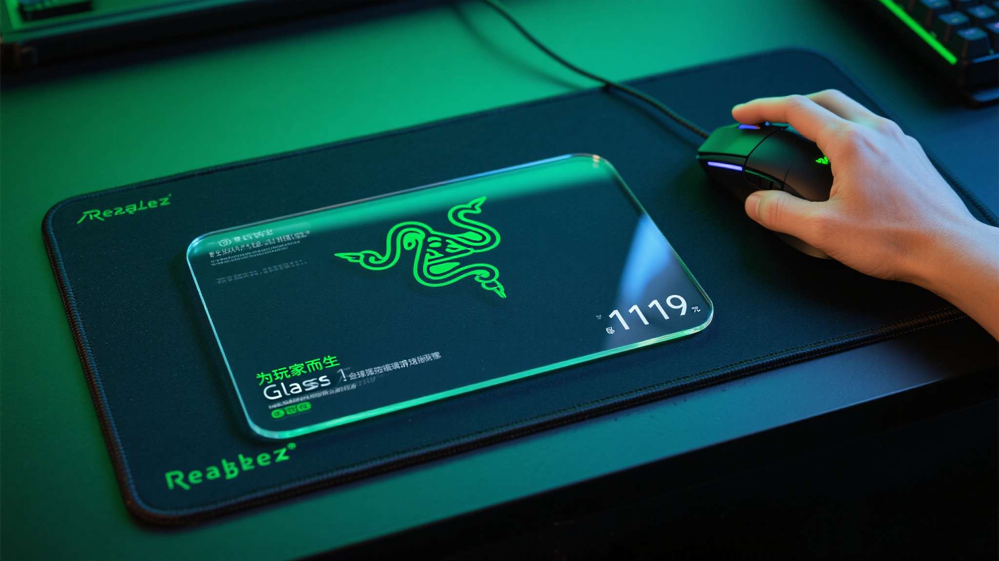 当你以为鼠标垫不过是一块普通的布料时，雷蛇（Razer）再一次颠覆了玩家的认知。